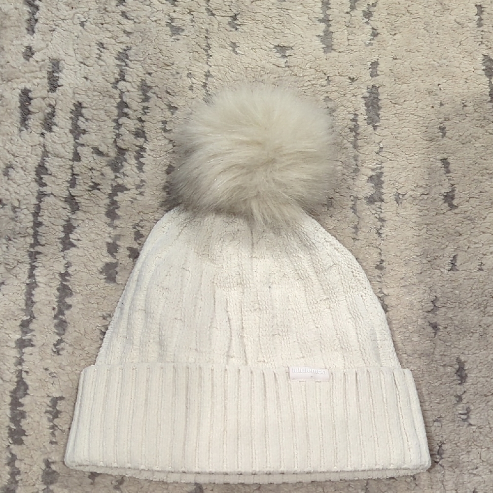 NWOT Lululemon Womens Cable-Knit Pom-Pom Beanie Cream * Flaw